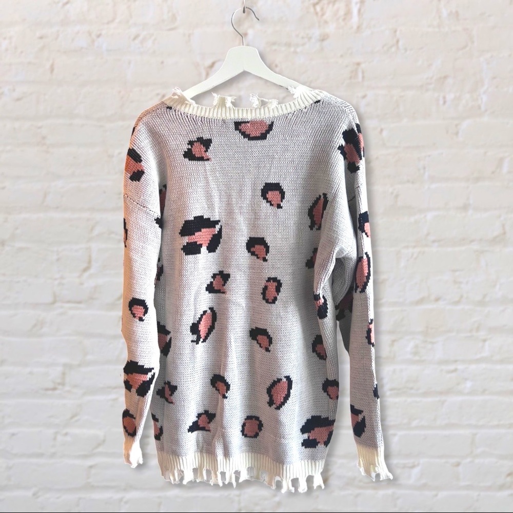 🆕 Drop Shoulder Ripped Trim Leopard Sweater - Picture 2 of 3